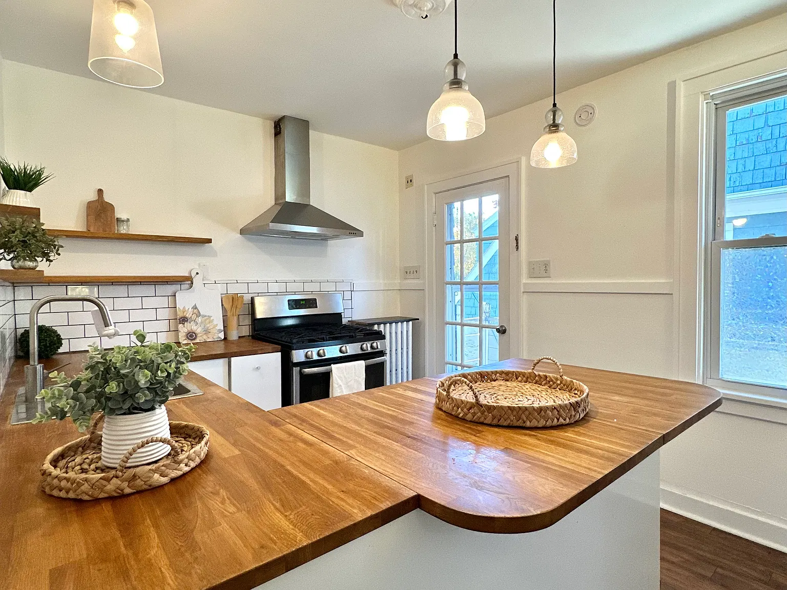 3 bed, $1,900 — Photo 2
