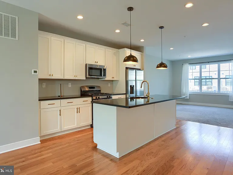 320 Walnut St — Photo 8