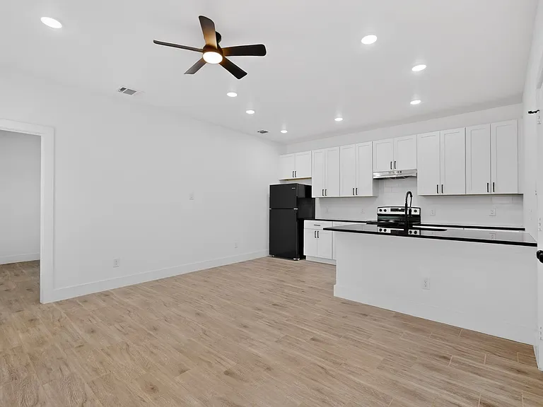 118 Mark St #A — Photo 6