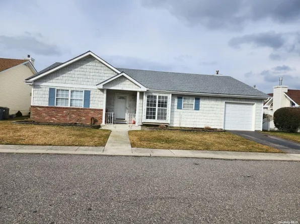 10 Doreen Drive #10, Oakdale, NY 11769