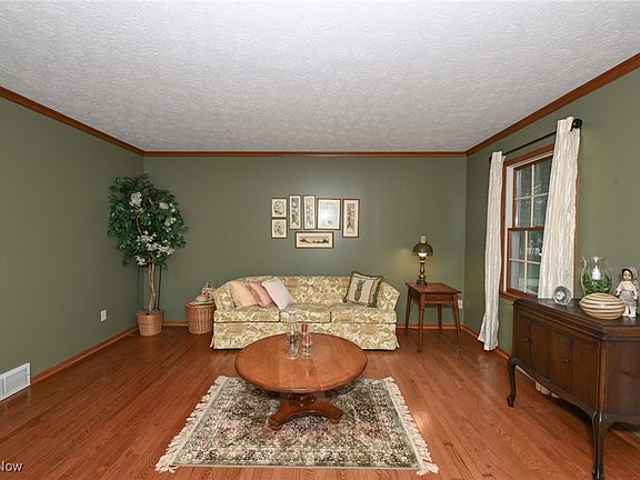 3rd image of 808 Woodhaven Ln