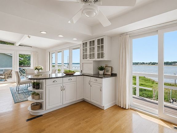 5th image of 79 Edgewater Dr