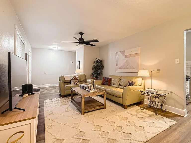 6108 Calmar Cv #B — Photo 8