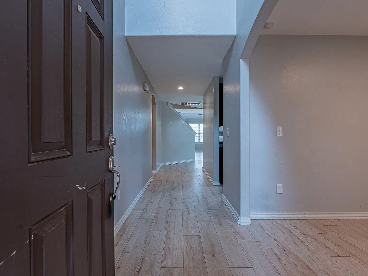 5 bed, 3.5 bath, 2208 sqft, $2,500 — Photo 2