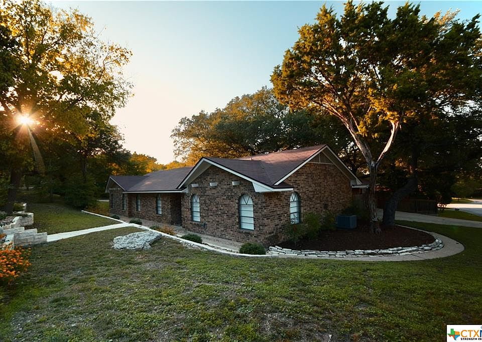 1st image of 900 Cliffside Dr