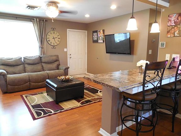 5th image of 806 Indian Springs Dr