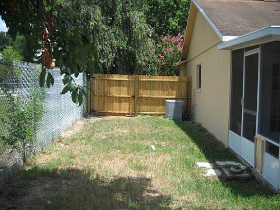 Fenced sideyard
