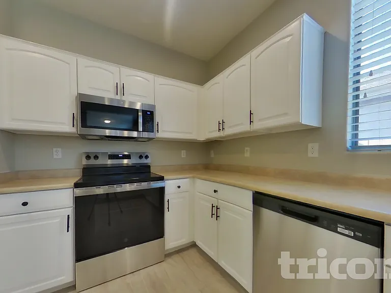 6608 S 45th Ln — Photo 4