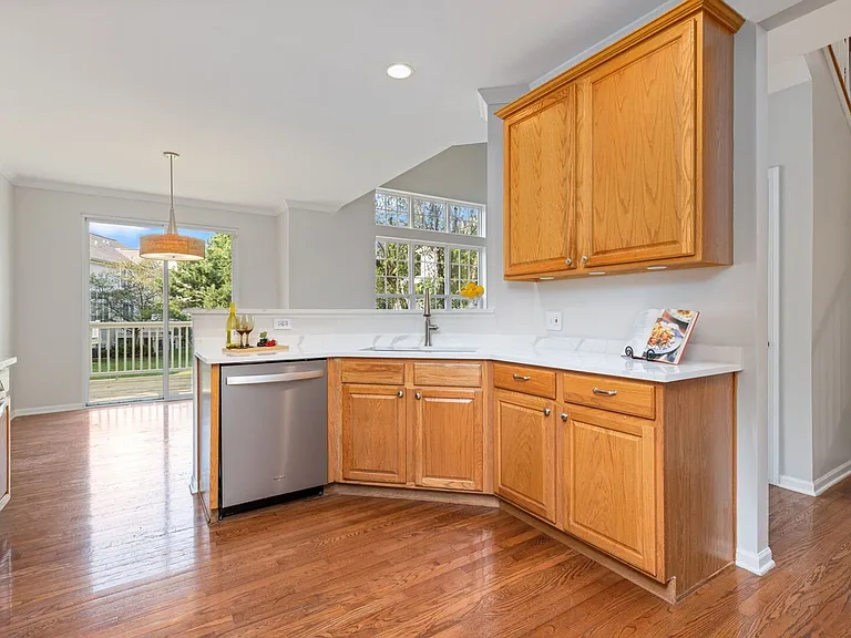 487 Vaughn Cir — Photo 2