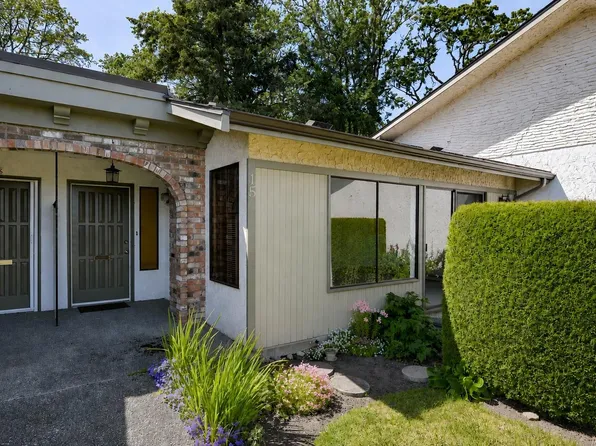 3968 Cedar Hill Rd #15, Saanich, BC V8N 3B8