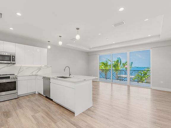 3rd image of 41 SW Seminole St #203