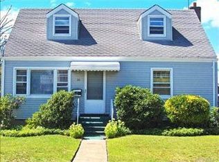 24 Victor St, Valley Stream, NY 11580