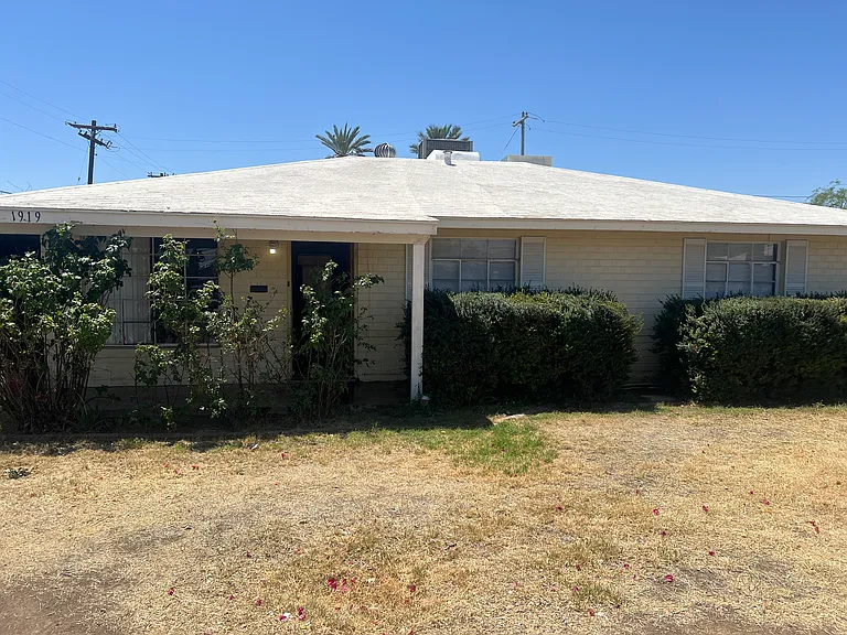 1919 W Mitchell Dr — Photo 1