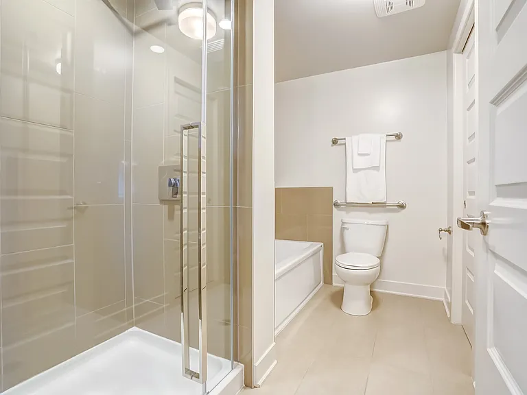 460 Saint Laurent Blvd — Photo 23