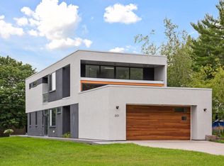 301 W 77th St, Chanhassen, MN 55317