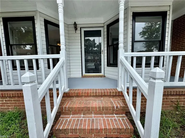 50 W Wainwright Dr, Poquoson, VA 23662