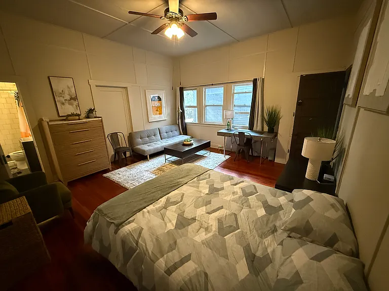 826 S Burlington Ave #4 — Photo 10