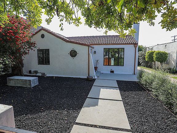 3rd image of 826 S Citrus Ave