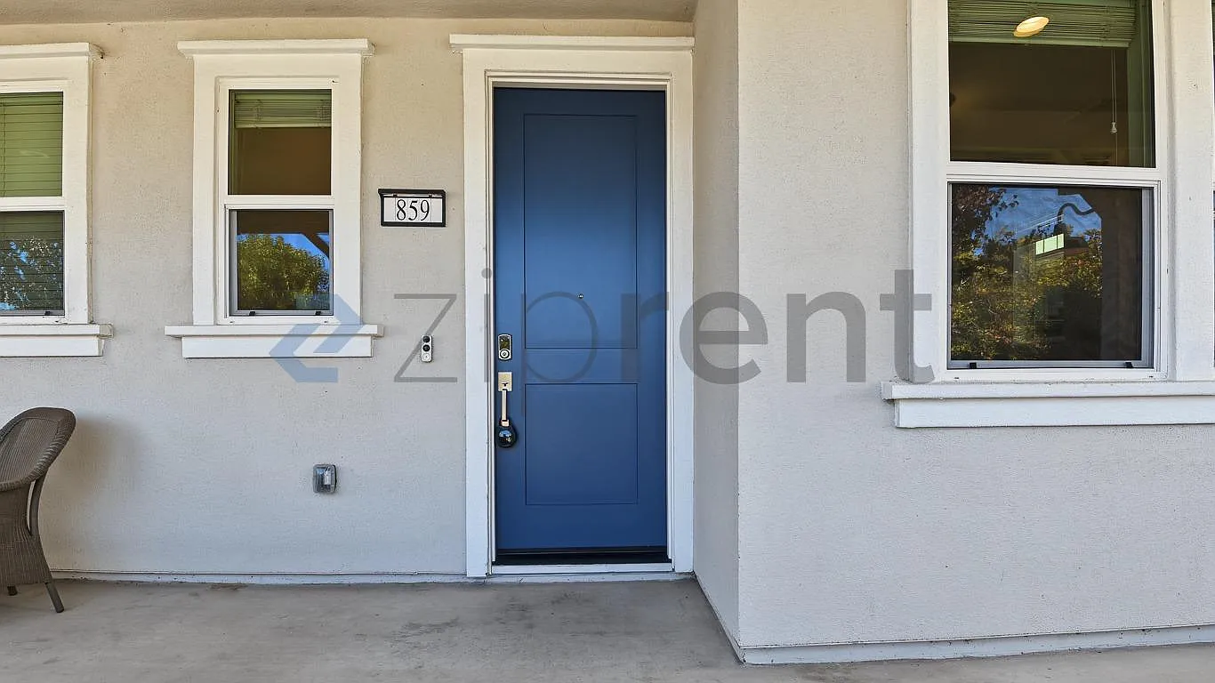 3 bed, 1305 sqft, $3,499 — Photo 2