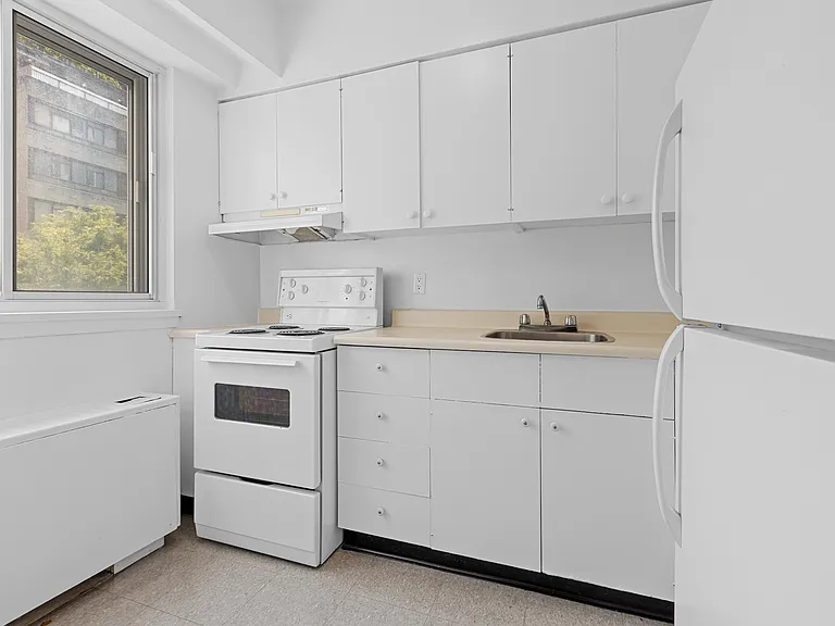 270 Somerset St W #906 — Photo 12