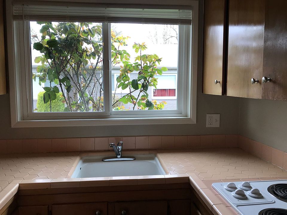 1st image of 2831 E 6th St #21