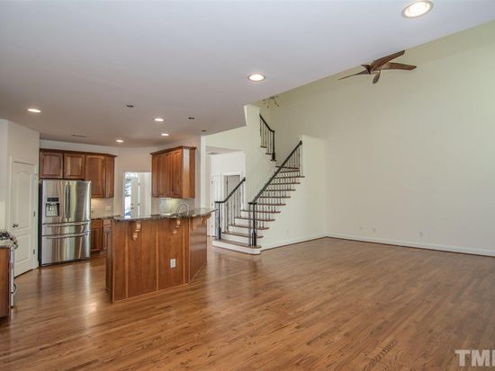 Benjamin Moore Ludwell White Walls With White Dove Mouldings And Minwax Early American Hardwood Flooring In 2020 White Walls Room Colors American Hardwood