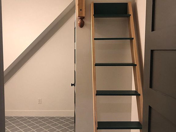 4th image of 133 Leslie St