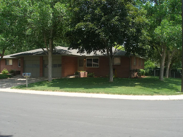 1404 Cypress Dr — Photo 2
