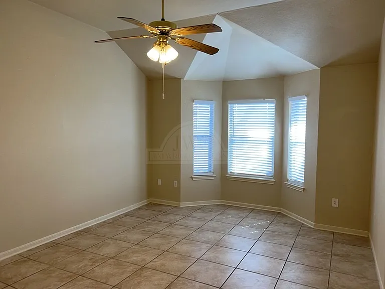 3906 Lone Oak Dr — Photo 3