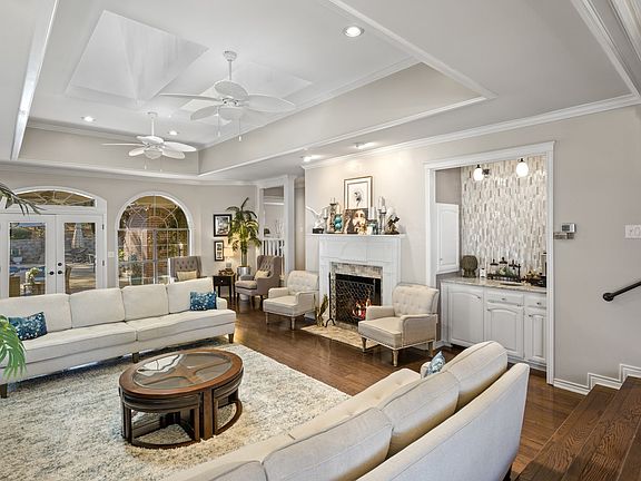 3rd image of 912 Fleming Dr