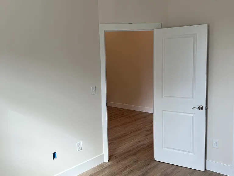 409 Court Yard Ln — Photo 12