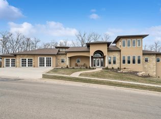 1735 Creek Wood Dr, Dubuque, IA 52003