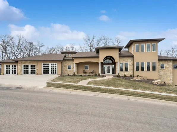 1735 Creek Wood Dr, Dubuque, IA 52003