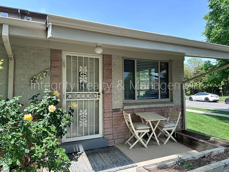 2047 Meade St — Photo 1