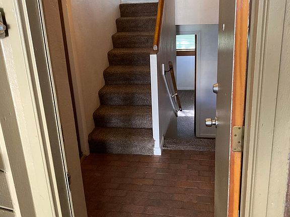 Split level entry foyer