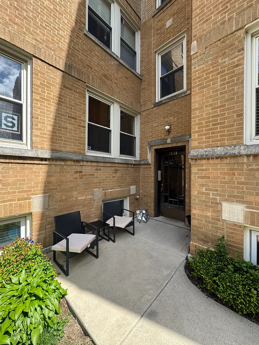 Building Photo - 1930 W Addison St #3S