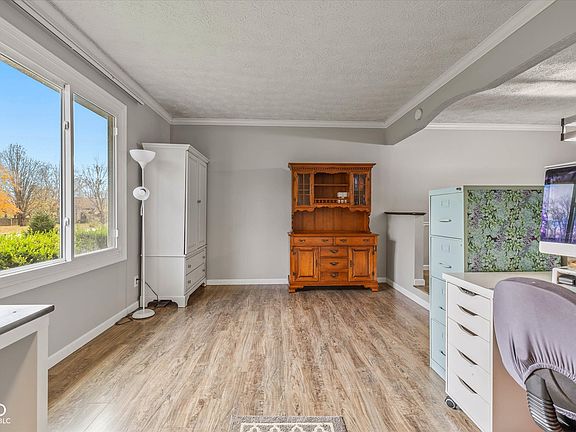 2nd image of 322 Glenbrook Ln