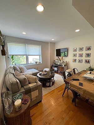 4th image of 2544 Crescent St APT 2C