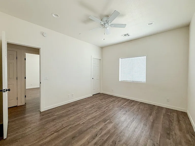 6944 Woodward Ave — Photo 13