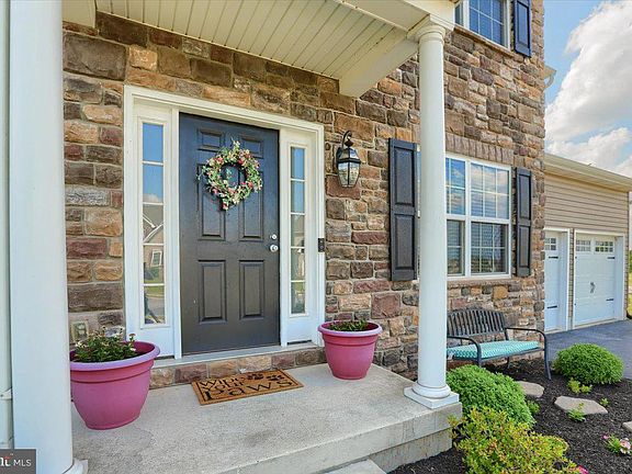 4th image of 284 Bridle Ave