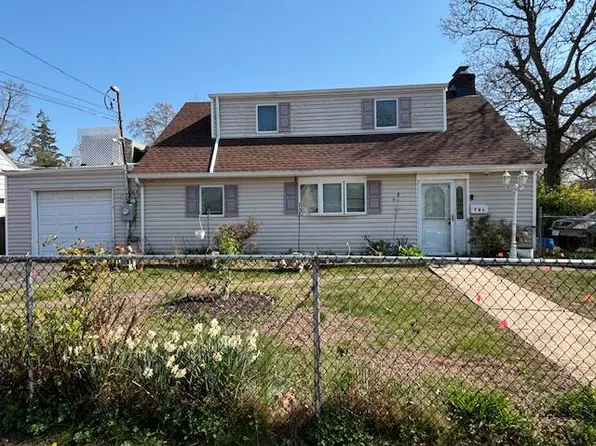 2 Copiague Place, Copiague, NY 11726