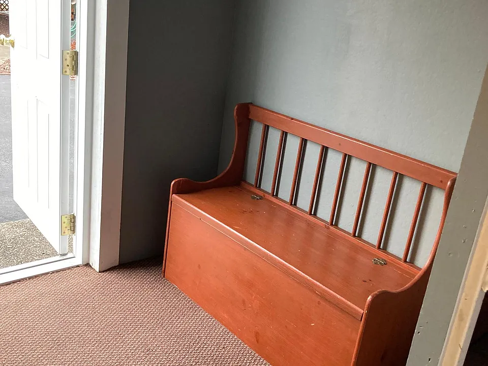 Entry bench