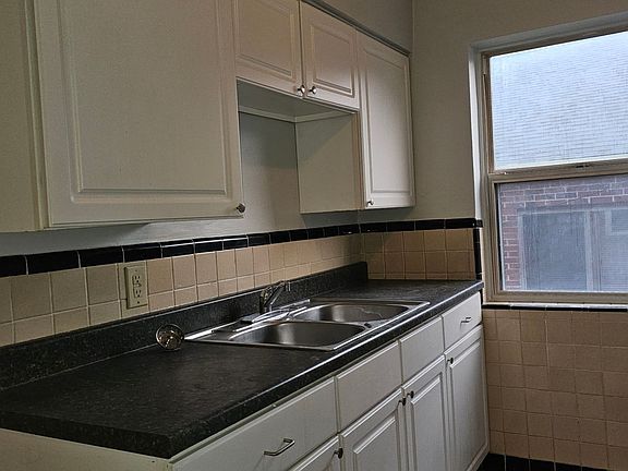 4th image of 7123 Eastlawn Dr #3