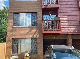 21 Maryland Ln, Staten Island, NY