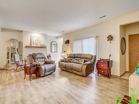 4th image of W241N2531 E Parkway Meadow Cir Unit 1