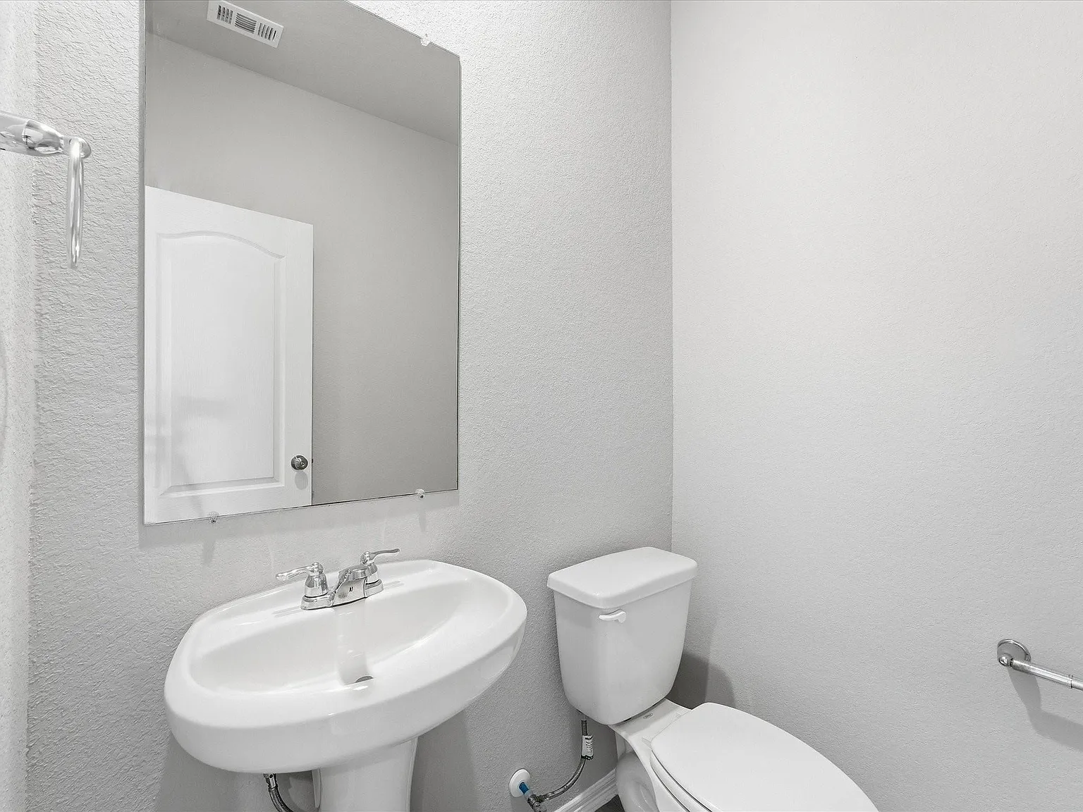 3 bed, 2.5 bath, 2630 sqft, $2,200 — Photo 4