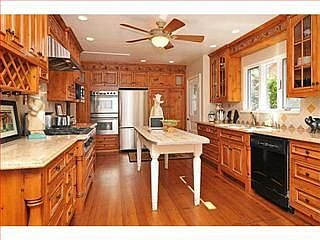 4th image of 327 Fulton St