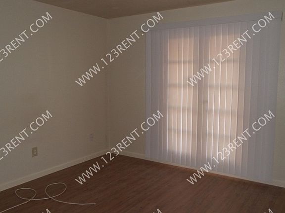 5th image of 822 W Avenue H6