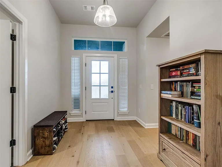 10516 NW 33rd Pl — Photo 6
