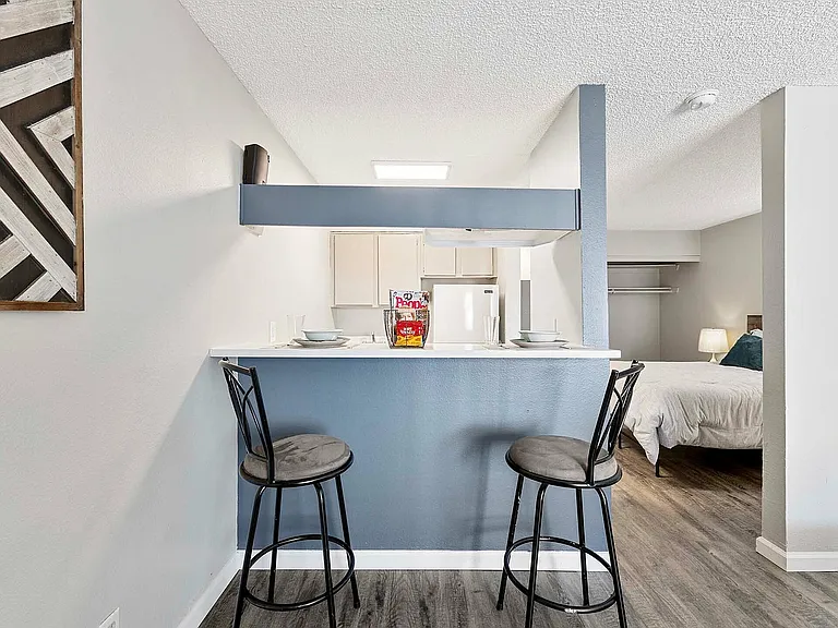 Experience modern living in this chic apartment, perfect for comfort and style.